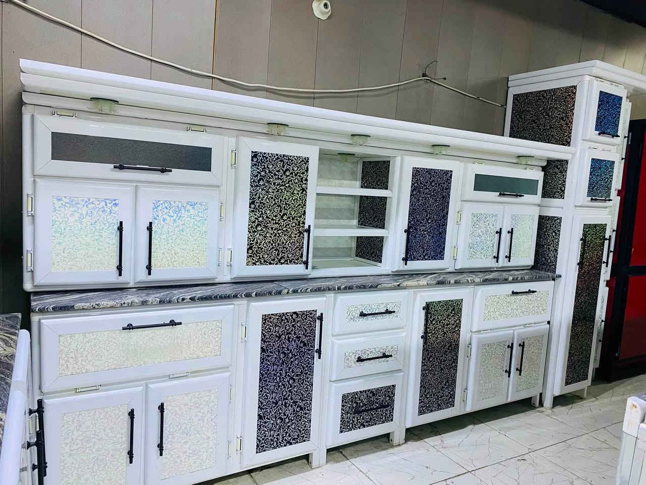 كاونتر مستخدم نضيف ڪلش داخل غسل + صيانه القياس 3 متر + سنكي دبل حوض مترين + فاترينه السعر925 الف يوجود توصيل واتساب ***********
