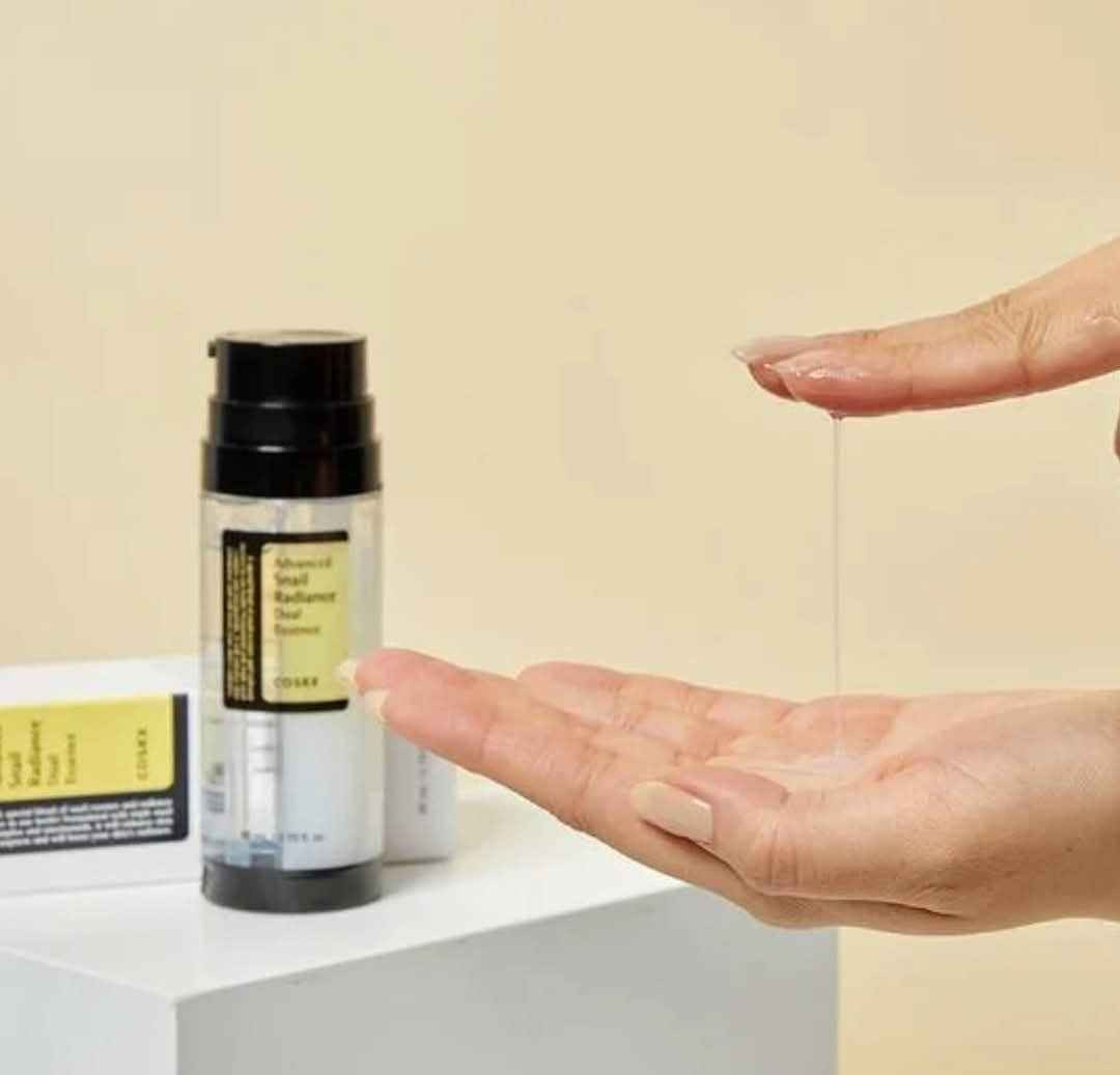 ✨سيروم كوزركس Advanced Snail Radiance Dual Essence  COSRX. سيروم مزدوج يجمع بين فوائد مستخلص الحلزون ومكونات تعزيز النضارة في عبوة واحدة. يجمع بين موسين الحلزون والنياسيناميد لتعزيز نضارة البشرة ومرونتها يعمل على ترطيب البشرة بعمق وتوحيد لونها.يأتي بحجم 80 مل.تتميز تركيبته بأنها سريعة الامتصاص ولا تترك ملمساً لزجاً.

✅ والفوائد الرئيسية:-
✔️تركيبة مزدوجة يحتوي المنتج على أنبوبتين داخليتين تضخان السيروم معاً عند الاستخدام؛ إحداهما توفر المرونة والترطيب، والأخرى تعزز نضارة وإشراق البشرة.
مركب الحلزون الثلاثي (74.3%): يجمع بين ثلاثة أنواع من مخاط الحلزون (الأرضي، والأسود، والذهبي) لترطيب البشرة بعمق وتحسين مرونتها.
✔️النياسيناميد (5%) يعمل على تفتيح لون البشرة، وتقليل البقع الداكنة، وتقوية حاجز الجلد.
✔️الترطيب والامتلاء يساعد السيروم على جعل البشرة تبدو ممتلئة وصحية، كما يعالج الجفاف والخشونة دون ترك ملمس لزج.
#الاصلي المنشأ كوريا 🇰🇷💯
السعر 12 الف
🚘 يوجد خدمة توصيل لجميع محافظات العراق ٤ الاف 🚘 بغداد, العراق


**إذا كنت صاحب هذا الإعلان وتريد حذفه لأي سبب، رجاءا أرسل رسالة إلى الدعم الفني**