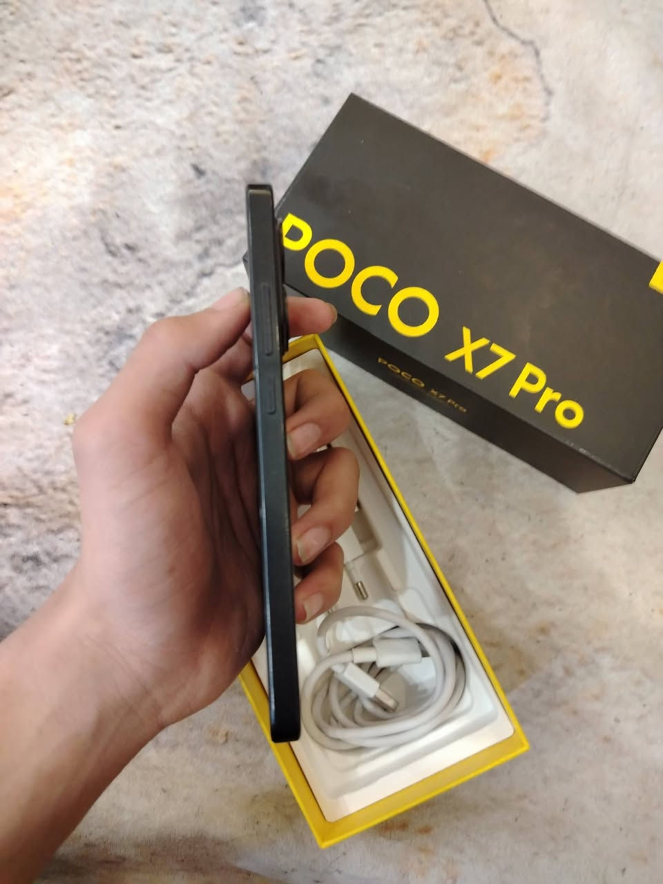 مبايل poco x7pro مستعمل نظيف للبيع
بطاريه - 6000 ملي امب تدوم وياك يوم كامل بشاحنه 90واط
مشحون ٣٠٠+ مره

شاشه ١٢٠ هيرتز
معالج دايمن ستي ٨٤٠٠ الترا
يشغل العاب على ١٢٠ فريم ثابت مع استخدام المبرد
ذاكره ٥١٢ واجاه تحديث صارت ٥٢٨
رام ١٢+١٢

مقاوم للماء والغبار بمعيار،  68ip

كامره 50 ميكابكسل
والفيديو تصوره ب 4k, 60f الخلفيه
اما الاماميه تصور ب 1080k،30f

شاشه amoled ب سطوع 1.5k

محتويات الجهاز الشاحن و الكيبل  و العلبه فقط

بسعر 400  وبي مجال للشرايه

للمراسله
 ***********
