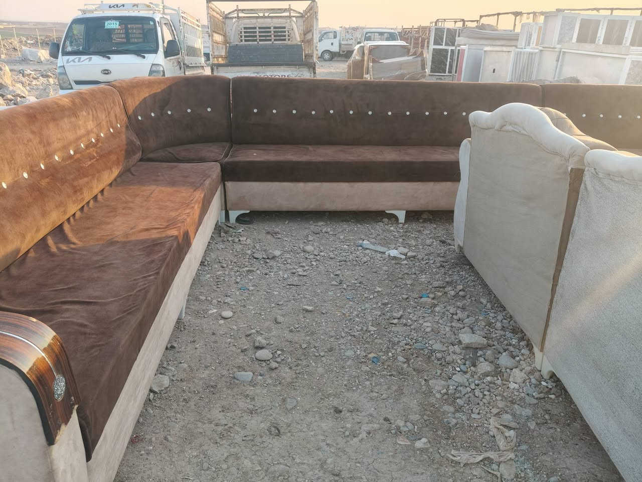 غراض نظيفه للبيع العنوان كياره للاستفسار الاتصال على الرقم التالي ***********
