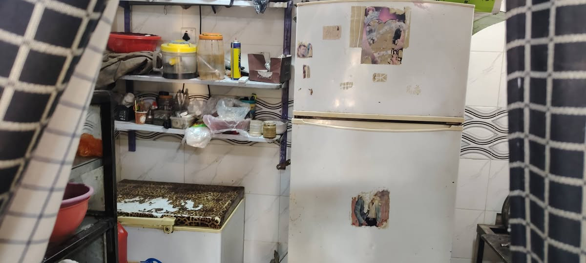 مطعم  للبيع كامل الملحقات طباخ فلافل +فنكر؛+شوايه كرل بركر  عارضه مشروبات ؛+ ثلاجه+مجمده + فاترينه متحركه للعرض؛ + براد + تلفزيون + كراسي وميز عدد 2 + سقيفه متحركه + مبرده كومفيره. يعني مطعم كامل كبل تجي تفتح وتسترزق. الموقع؛ شارع الضريبه التقاطع مطل عله اربع شوارع  عل يسار الرصيف كبير جداا مساحه اضافيه كدام المطعم....... للاستفسار ***********
