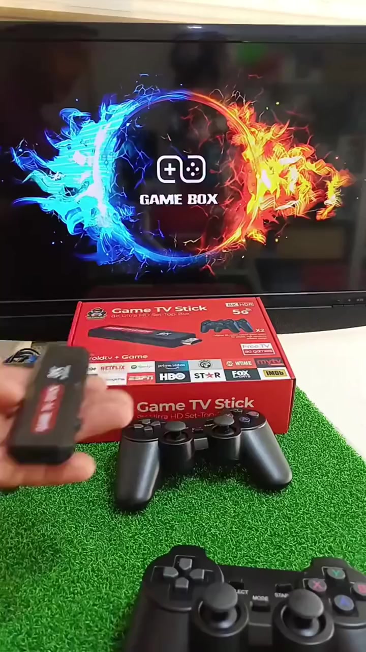جهاز ألعاب 8K Game TV Stick مع Android TV وتحكم مزدوج

الاستخدامات

تحويل أي تلفزيون إلى جهاز ألعاب متكامل خلال ثوانٍ.

تشغيل آلاف الألعاب الكلاسيكية والحديثة مباشرة على التلفزيون.

استخدامه كـ Android TV Box لمشاهدة YouTube، Netflix، Prime Video، وغيرها.

مناسب للعب الجماعي مع العائلة أو الأصدقاء بفضل يدتي تحكم.

مثالي للأطفال والكبار ومحبي الألعاب الكلاسيكية.

المميزات

يدعم دقة عرض 8K Ultra HD + HDR لصورة أوضح وألوان أقوى.

يعمل بنظام Android TV مع دعم تحميل التطبيقات من Google Play.

يحتوي على أكثر من 30,000 لعبة(حسب الإصدار).

معالج Quad-Core CPU مع GPU قوي لأداء سلس.

اتصال Wi-Fi 5G  2.4G لسرعة واستقرار أعلى.

يدعم Chromecast built-in لبث المحتوى من الهاتف للتلفزيون.

يدتي تحكم لاسلكية بتصميم مريح واستجابة عالية.

ريموت كنترول للتحكم الكامل بالنظام والتطبيقات.

يدعم لغات متعددة.

تشغيل مباشر بدون تعقيد (Plug & Play).

محتويات الصندوق

جهاز Game TV Stick 8K

عدد 2 يد تحكم ألعاب

ريموت كنترول

كابل HDMI

كابل طاقة USB

مستقبل USB لليدات

دليل المستخدم

الملاحظات

تشغيل الجهاز يتطلب اتصال بالواي فاي.

قد تختلف واجهة الألعاب أو عددها حسب التحديث.

لا يحتاج اشتراك شهري.

متوافق مع أغلب شاشات التلفزيون الحديثة.

قياس الكارتون:

- الطول: 24 سم
- العرض: 18 سم
- الارتفاع: 7 سم
السعر 45 الف فقط والتوصيل مجانا لكافة محافظات العراق


**إذا كنت صاحب هذا الإعلان وتريد حذفه لأي سبب، رجاءا أرسل رسالة إلى الدعم الفني**