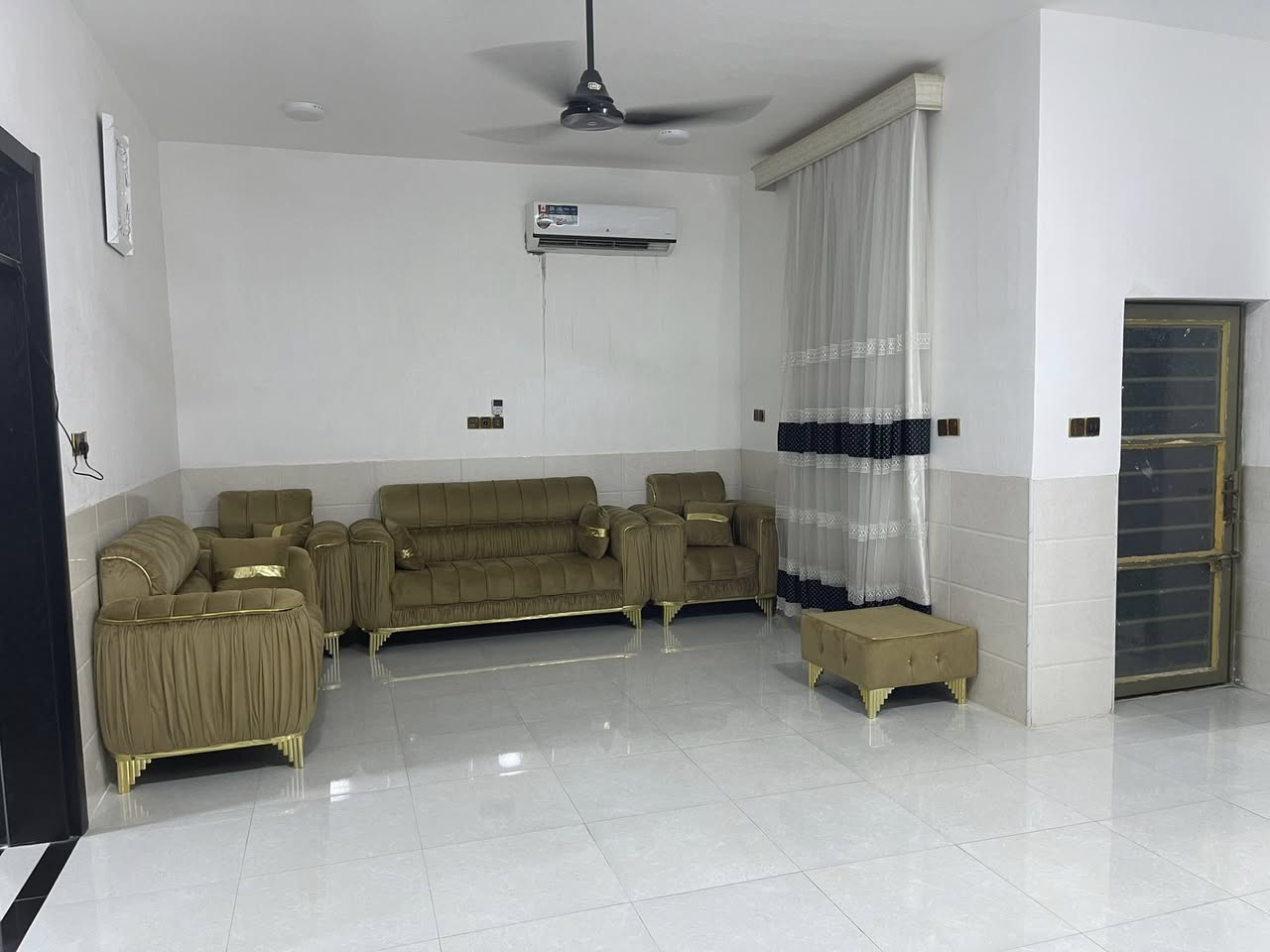 السلام عليكم
دار للبيع المساحة 200م
طابو صرف بأسمي 
الوجه 10 والنزال 20 
يتكون من كراج واستقبال وكيلدور 
وصالة كبيرة ومطبخ وغرف 2 ومناور 2 وصحيات داخلية وخارجية 
البيت جديد بناء سنة 2023 
للاستفسار الاتصال على الرقم ***********
البيع نقد فقط
