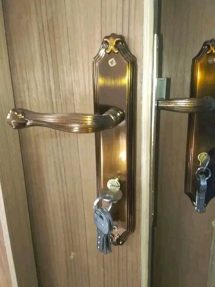 السلام عليكم باب خشب للبيع تسكام جديد مامستخدم مكان نجف بدون جرجوبة عدد 5 سعر الباب 100 وبي مجال بسيط


**إذا كنت صاحب هذا الإعلان وتريد حذفه لأي سبب، رجاءا أرسل رسالة إلى الدعم الفني**