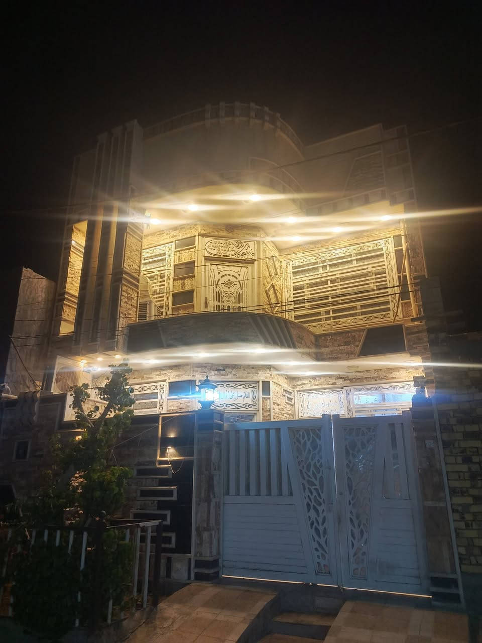 سلام عليكم  شباب دار للبيع مساحه 160 طابوا زراعي سند 25 بي قرار او سند او تحويل مباشر المشتري سكن دار حله خلف محطة بته مقابيل المدهش (بناء حديث سنه 2023) او سعر خاص (***********
