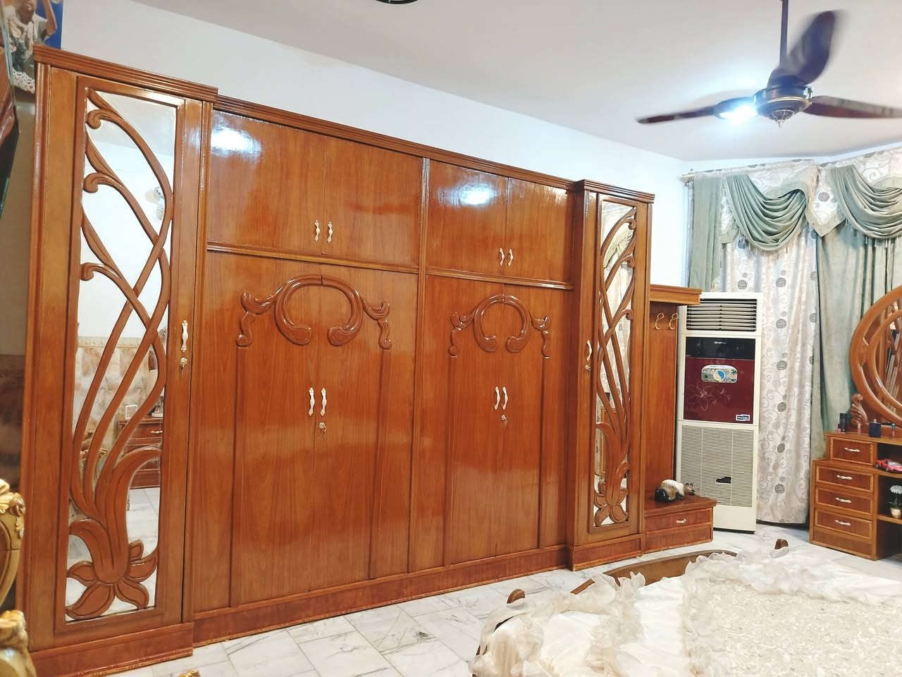 غرفة نوم تسكام صاج داخل وخارج شغل ثقيل استعمال قليل مابيها اي ضرر السعر 850 العنوان حلة حي الجزائر ***********. ***********
