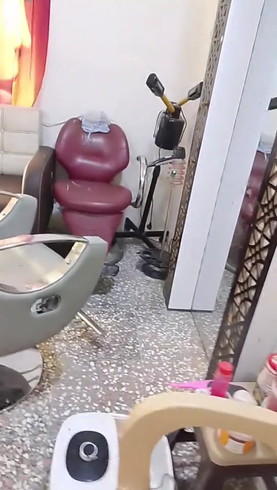 2كراسي ومرايه ورفوف فقط باقيات كلهن 650........لتواصل ***********
