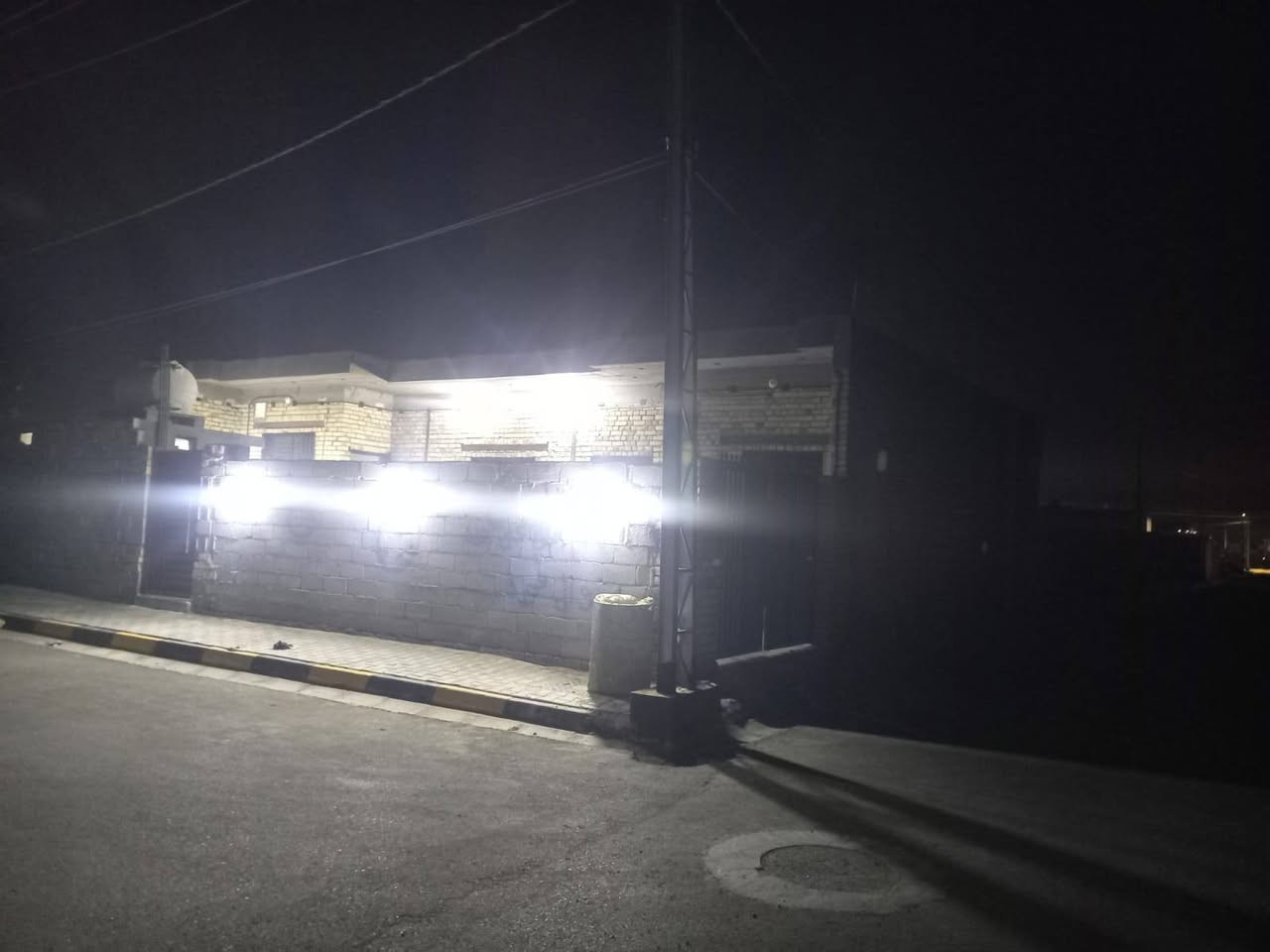 بيت حديث للبيع بناء طابوق كامل
العابره الثالثه
غرفتين داخليه وأستقبال وهول ومطبخ ومنور كبير
حمام داخلي نظام ماء البيت بطاريه
ومجمع كامل خارجي
البيت بأكمله مع الكراج بورسلين

المساحه ١٨٠ ركن مصفر مسجل بأسمي باقي علتقييم

للأتصال ***********
