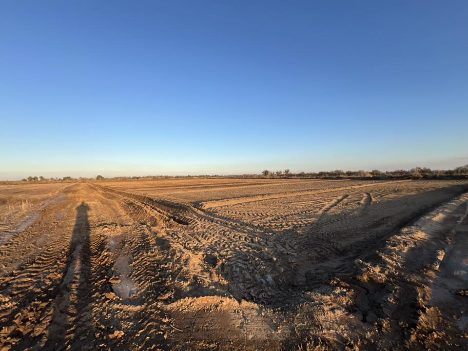 السلام عليكم 
6دوانم للبيع عقد 35بسمي  تبعد عن الشارع ٤٠٠متر 
طريق خاص بالارض  تتوفر كافه الخدمات من ماء وكهرباء 
مكانه ورديه خارج 
للاستفسار 
***********
