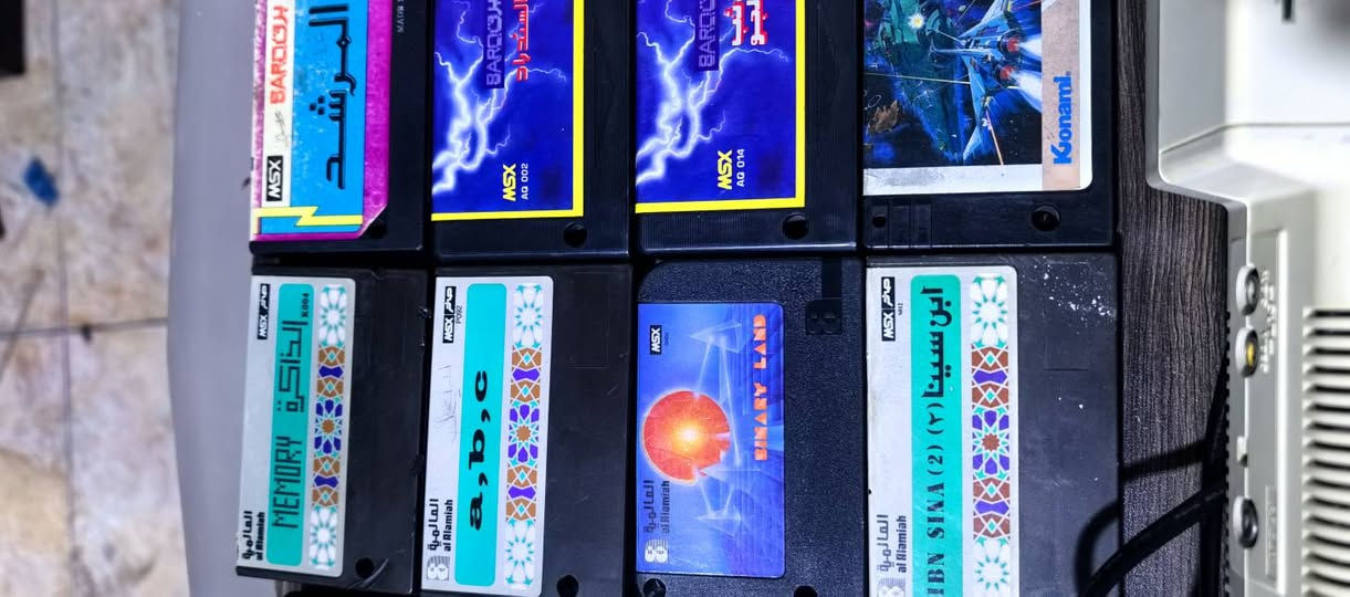 هذا الجهاز هو كمبيوتر صخر AX170 التعليمي، وهو إصدار كويتي-ياباني نادر من الثمانينيات. 
يعتمد الجهاز نظام MSX الشهير وكان يستخدم للأغراض التعليمية والترفيهية. 
تتميز لوحة المفاتيح بوجود حروف عربية ومفاتيح خاصة مثل "عربي/CODE" و"صخر". 
تظهر في الصورة مجموعة من أشرطة الألعاب والبرامج الخاصة بهذا النظام. 
يعتبر هذا الجهاز الآن قطعة جامعين (Collectible) نادرة تحظى بتقدير كبير من قبل محبي الألعاب الكلاسيكية.


**إذا كنت صاحب هذا الإعلان وتريد حذفه لأي سبب، رجاءا أرسل رسالة إلى الدعم الفني**