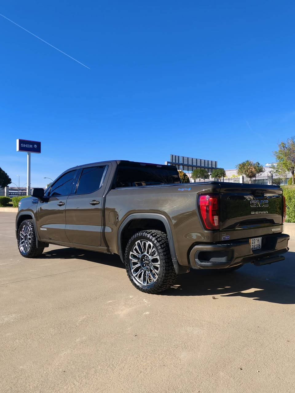 جمسي 2023 سيرا Elevation لون مميز 🫒🫒
📍 نوع: 4 سلندر تيربو
📍 السعة: 2.7 لتر
📍باب طويل بودي قصير
📍 القوة الحصانية: حوالي 310 حصان
📍 العزم: حوالي 430 نيوتن·متر
📍 نوع الوقود: بنزين
📟 عداد 32000 Mil
 🛻 ضرر بس جملخ امامي بدون دواغل بجم كبس

⸻ 💲 سعر 37500 $

⚙️ ناقل الحركة والدفع
 • ناقل حركة: أوتوماتيك 8 سرعات
 • الدفع:
 دفع رباعي (4×4) 
📍مكان السياره أربيل 

🚀 الأداء

✔️ استجابة جيدة من التيربو في السرعات الواطئة
✔️ أداء قوي ويكفي للاستخدام اليومي + السحب الخفيف
✔️ تسارع سلس مقارنة بمحركات 6 و 8 سلندر
⛽ استهلاك الوقود (تقريبي)

📌 داخل المدينة: 9–10 كم/لتر
📌 الطريق السريع: 11–12 كم/لتر

🔹 أفضل من محرك V8 من حيث الاقتصاد

📱 التجهيزات المتوقعة

🔹 شاشة لمس كبيرة
🔹 دعم Apple CarPlay و Android Auto
🔹 أنظمة أمان:
 • تحذير من التصادم
 • حفظ المسار
 • مثبت سرعة
🔹 أنظمة مساعدة سحب وحمل

🏁 مميزات محرك 4 سلندر تيربو

✅ اقتصاد وقود أفضل
✅ عزم ممتاز من الدوران المنخفض
✅ أداء كافي للاستخدام اليومي والرحلات
✅ وزن أخف يساهم في الراحة 
للأستفسار اكثر

📞  ***********
