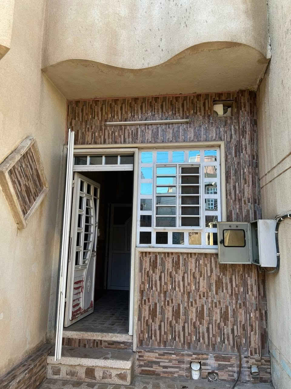 السلام عليكم 

دار للبيع وبسعر مناسب 

دار في حي الصديق الثانية 

قريب جدا من متنزه الصديق ومدرسة الرياض 

مساحةً 108  م

 واجهه 6 م 

اتجاه شروق تام 

طابق واحد 

يحتوي على غرفة نوم واحدة 

هول استقبال مخزن مطبخ وصحيات  وبيتونا 

السعر  140  مليون قابل للتفاوض 

للاستفسار مراجعة مكتب المدينه.. حي  سكر قرب من جامع الرحمه 
((لانتعامل برفع سعر العقار نجمع البائع مع المشتري الاستفسار اكثر يرجوا مراسله الصفحه او الاتصال على الارقام التالية 
***********

***********
