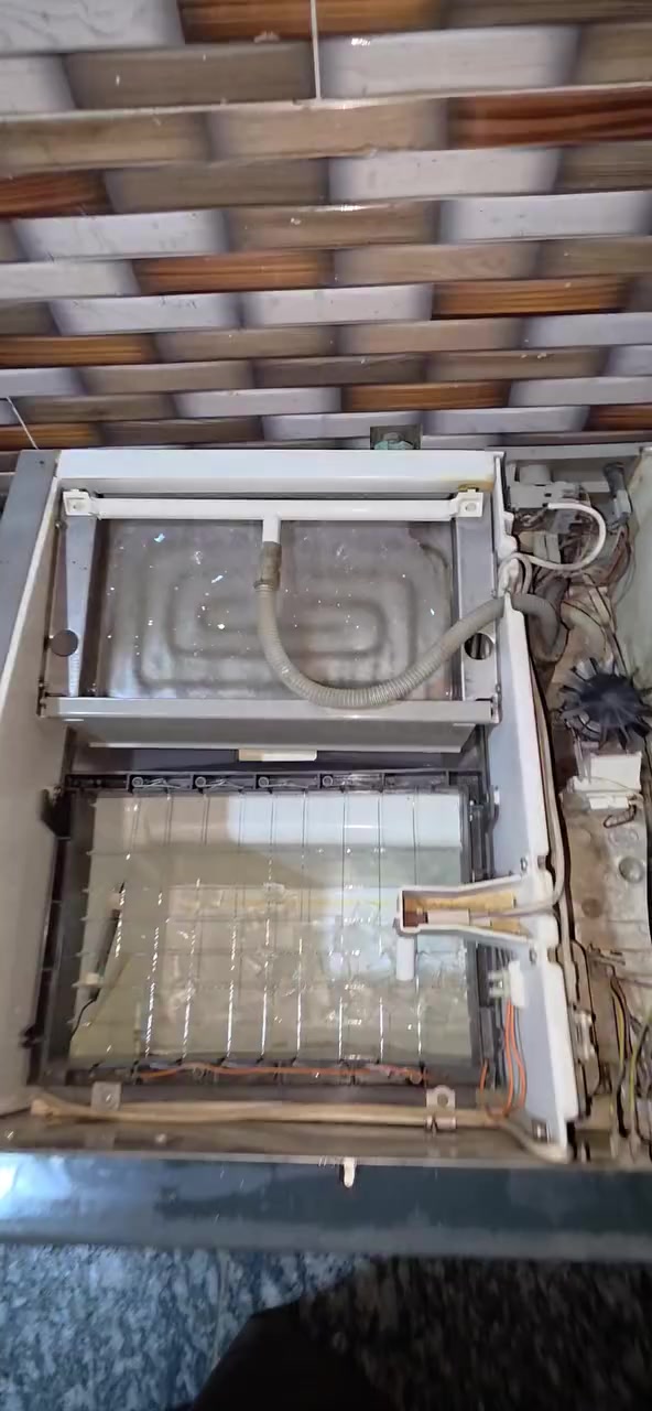 جهاز صنع مكعبات ثلج ايطالي باله كويتي شرط النظافه قياس 20 وكما موضح امامكم للاستفسار راسل الصفحه او اتصال او وتساب *********** مكاني البصره
