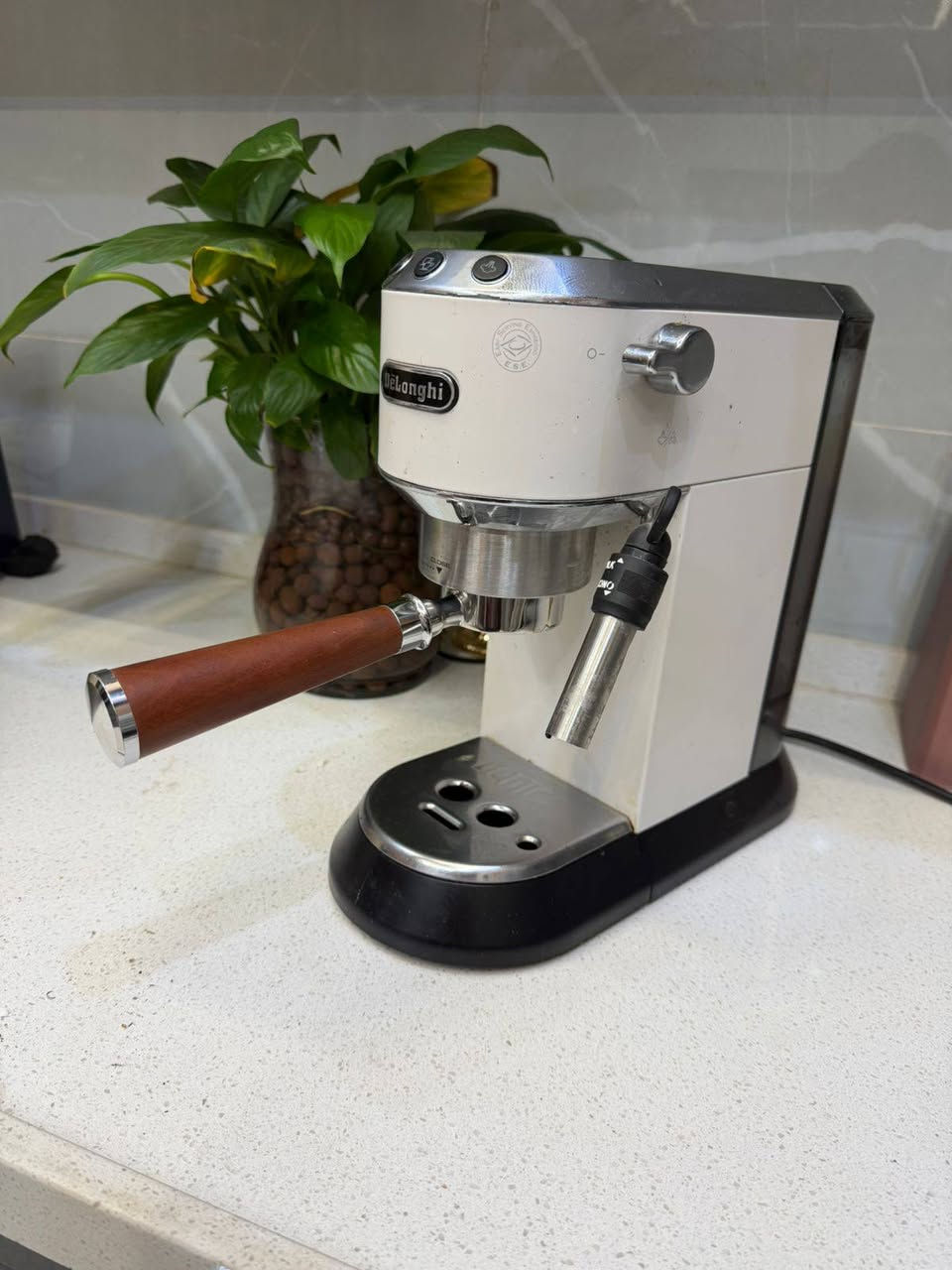مكينة قهوة دي لونغي مع بورتفلتر احترافي مكشوف وطاحونة دي لونغي معدلة للاسبريسو للبيع بسعر 225 الف 
مكاني البصرة
*********** حسن الموسوي
