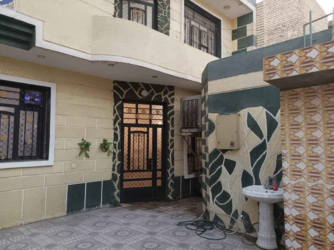 بيت ٢٠٠ متر للايجار حي المواصلات (زراعي)قرب جامع خديجة يتكون طابقين
الطابق الارضي  طرمه.. استقبال.. مطبخ... حولي.. غرفتين نوم.. حمام.. مناور ٢

الطابق الاول.. حولي.. غرفتين نوم.. حمام

السعر 750 الف
للاستفسار التواصل على الرقم ***********
