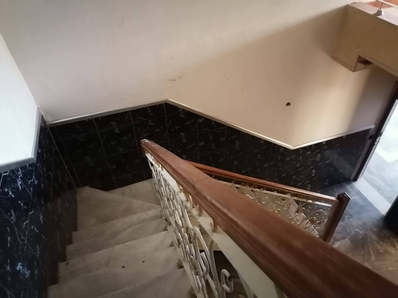 سلام عليكم يوجد بيت للايجار🌹🌹🌹 في منطقة حي الزهور المنصور خلف🛣️ مستشفى الطفل المساحه ١٥٠م يحتوي عل صاله ومطبخ وغرفه نوم وصحيات والطابق الاول عل غرفتين نوم وصحيات وسطح يحتوي عل درج خارجي للطابق الثاني🗯️ شارع عريض منطقه 🌷هادئه للاستفسار الاتصال على الرقم *********** او *********** مكتب اليقين للعقارات بغداد المنصور
