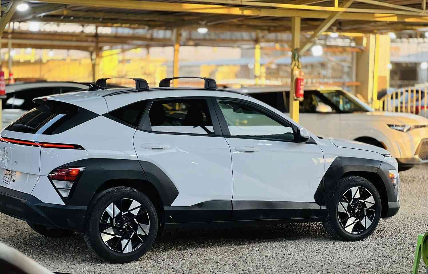 بسم الله الرحمن الرحيم 
للبيع هونداي كونا 
موديل:2025
 اللون: ابيض
اللوحات : فحص مؤقت 
المواصفات : فئة SEL 

• شاشة لمس 12.3 إنش مع نظام ملاحة
 • شاشة عدادات رقمية 12.3 إنش
 • دعم Apple CarPlay وAndroid Auto وايرلس
 • شحن هاتف لاسلكي
‏ • Wi-Fi داخل السيارة
 • نظام Hyundai Digital Key (تشغيل السيارة بالموبايل)
 • نظام صوتي 6 سماعات  
 • مقاعد قماش
 • مقاعد أمامية مدفأة
 • مقعد السائق كهربائي مع دعم أسفل الظهر
 • مقود مغلف بالجلد متعدد الوظائف
 • مكيف أوتوماتيكي ثنائي التحكم
 • فتح وتشغيل بصمة (Smart Key + Push Start)
 • فتح النوافذ كهربائي
 • مرايا جانبية كهربائية مع إشارات انعطاف 
 • فرملة طوارئ تلقائية مع كشف المشاة
 • تحذير النقطة العمياء
 • تنبيه حركة المرور الخلفية
 • نظام المحافظة على المسار
 • نظام متابعة المسار
 • مثبت سرعة ذكي مع خاصية التوقف والانطلاق
 • مساعد القيادة على الطرق السريعة
 • إضاءة عالية أوتوماتيكية
 • تنبيه انتباه السائق 
 • سبويلر خلفي
 • مرايا جانبية مدفأة
 • فرامل يد إلكترونية
 • كاميرا خلفية للرجوع  

الحادث :   زاوية باب الراكب الامامي فقط كما هو واضح في الصور بدون ايرباك  
ملاحظة صور الحادث مرفقه بل المنشور 

للأستفسار : *********** / 
  ***********
العنوان : بابل -حلة - شارع المعارض معرض شمس بابل
 
اللوكيشن:
https://maps.app.goo.gl/9TX1iqWwXLHdUeUM6?g_st=ic
