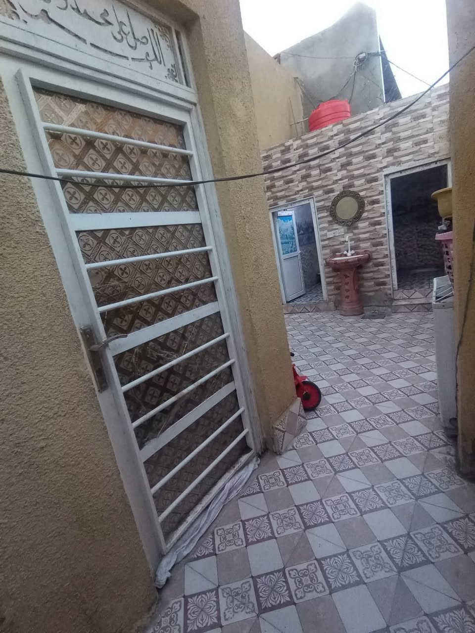 السلام عليكم عندي بيت للبيع  طابقين متكون من استقبال ومطبخ حار وبارد وغرفتين نوم وغرفتين فوك بيت مساحته 150 في العزه الجديده السعر 130 تفاصيل اكثر ع هاذا الرقم ***********
