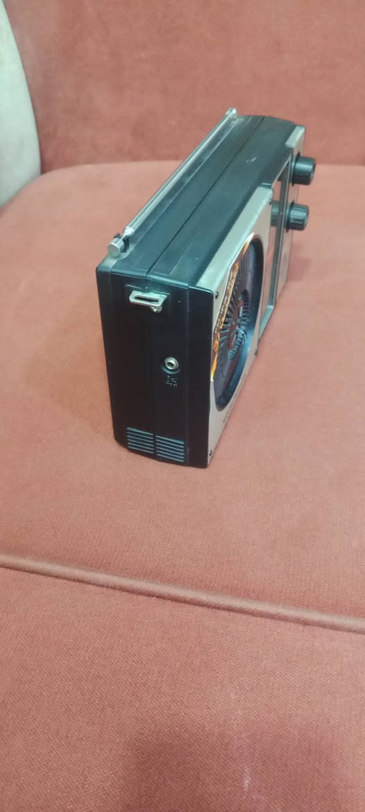 راديو نشينل بانسونيك ياباني اصلي نظيف جدا 3 موجات كهرباء 110 فولت وباتري عدد3 الجهاز بلادي خالي من التصليح السعر 85 الف ***********
