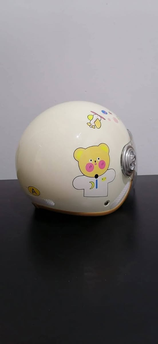 خوذه باله ياباني  للاطفال بمختلف الاعمار لان بيها تصغير وتكبير للخوذه فقط قطعه وحده للاتصال ***********
