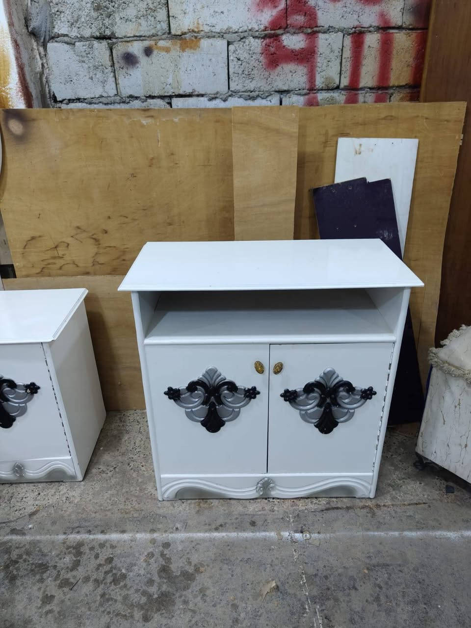 للبيع غرفه عراقي تسكام بيضه استعمال قليل السعر ٧٠٠ قفل الرميثه مجاور اهل الذهب *********** ابو وهاب النجار.    الزاويه بصف الكنتور نفس القياس الارتفاع
