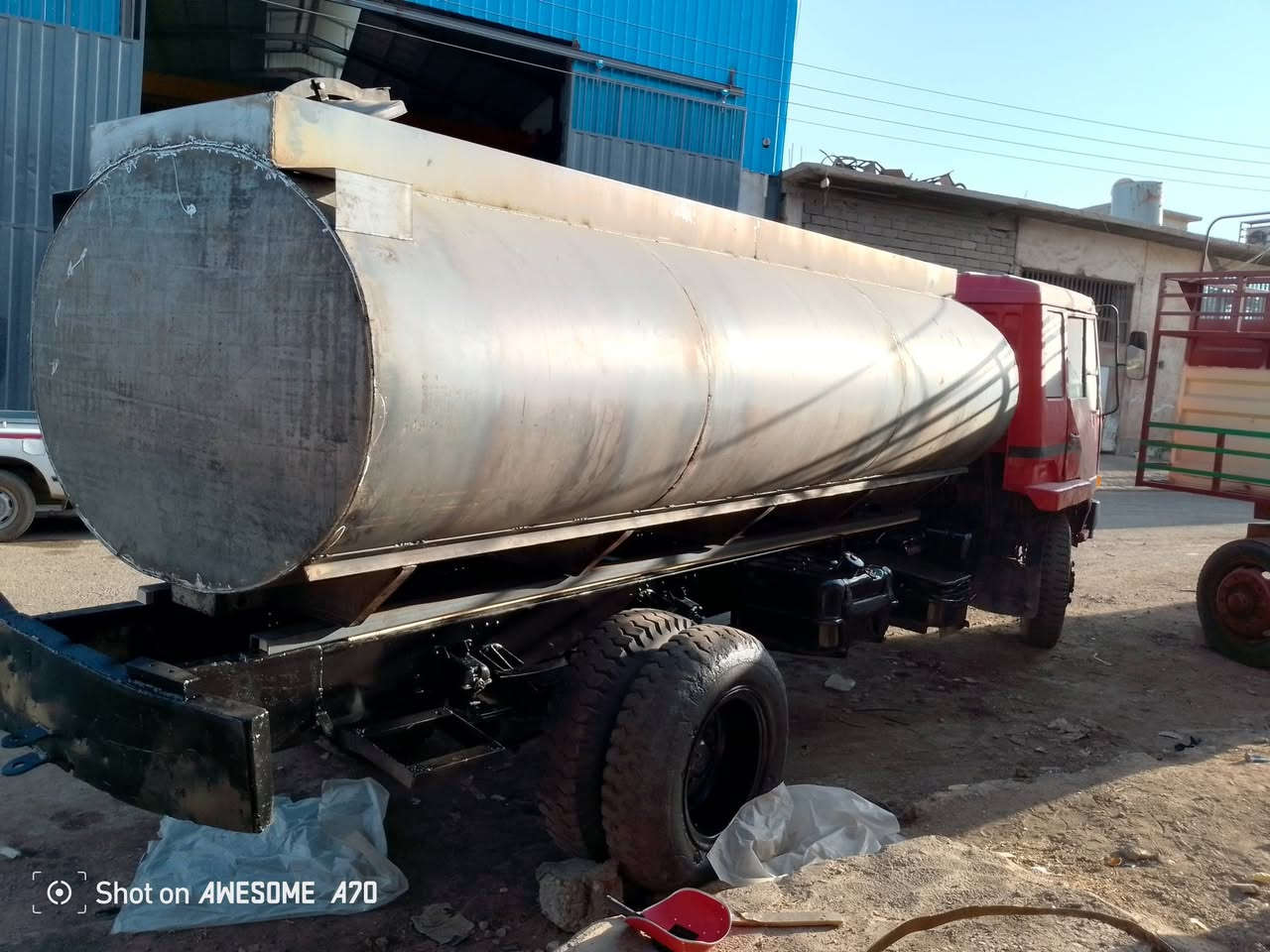 السلام عليكم من رخصه صاحب الكروب يوجد لدينا تانكيات الحموله 10الاف ومقطورات ماء مغلون السعه 6الاف  جاهز للبيع عنوان موصل وادي عكاب للاستفسار على هذا رقم ***********
