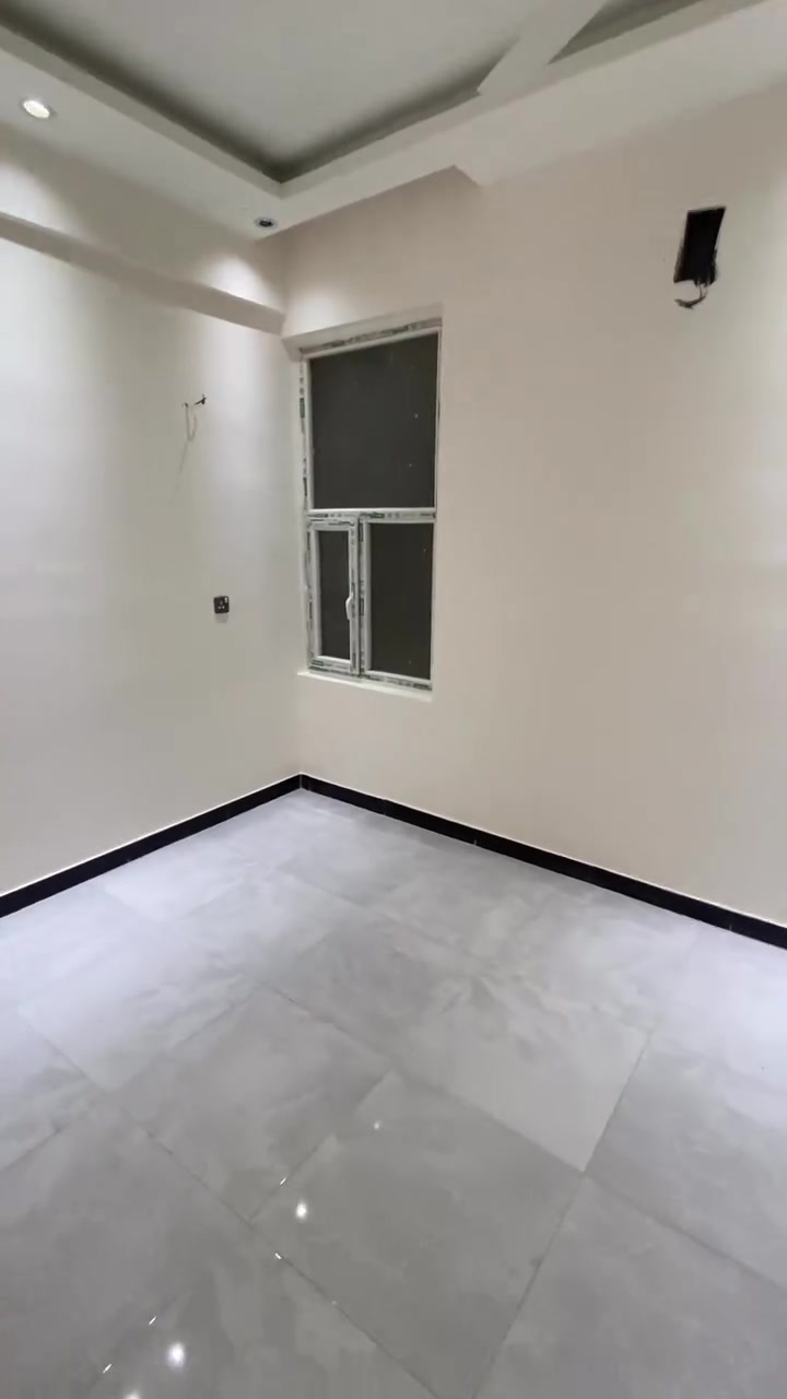 🏢 شقة حديثة للإيجار – الأعظمية / الأخطل

📍 الموقع:
الأعظمية – حي الأخطل – شارع كلية بغداد
تبعد نصف دقيقة مشياً عن خط خمسة
موقع حيوي قريب من جميع الخدمات

📐 المساحة: 95 م²
🏢 الطابق: الرابع

✨ تفاصيل الشقة:

* صالة مريحة
* غرفتا نوم
* مطبخ
* حمّام
* تحتوي على سنك
* عدد 3 مناور

🏢 مميزات البناية:

* مصعد يعمل 24 ساعة
* أمبير إضافي للمولد
* خدمات شهرية للبناية
* كاميرات مراقبة
* طفايات حريق
* أجهزة استشعار للحرائق
* البناية مخصصة للعوائل فقط

💰 الإيجار الشهري: 700

📞 للاستفسار:
***********
