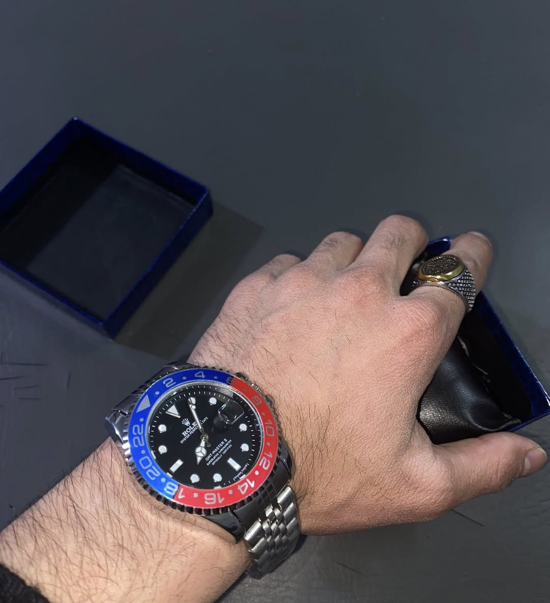 ساعة امزون ماركة
ROLEX

تاريخ+وقت+رينك دوار لدقايق،ساعة مختم رولكس اصلي وزن ثقيل معدن سل ستيل سعر 25 الف فقط .


**إذا كنت صاحب هذا الإعلان وتريد حذفه لأي سبب، رجاءا أرسل رسالة إلى الدعم الفني**