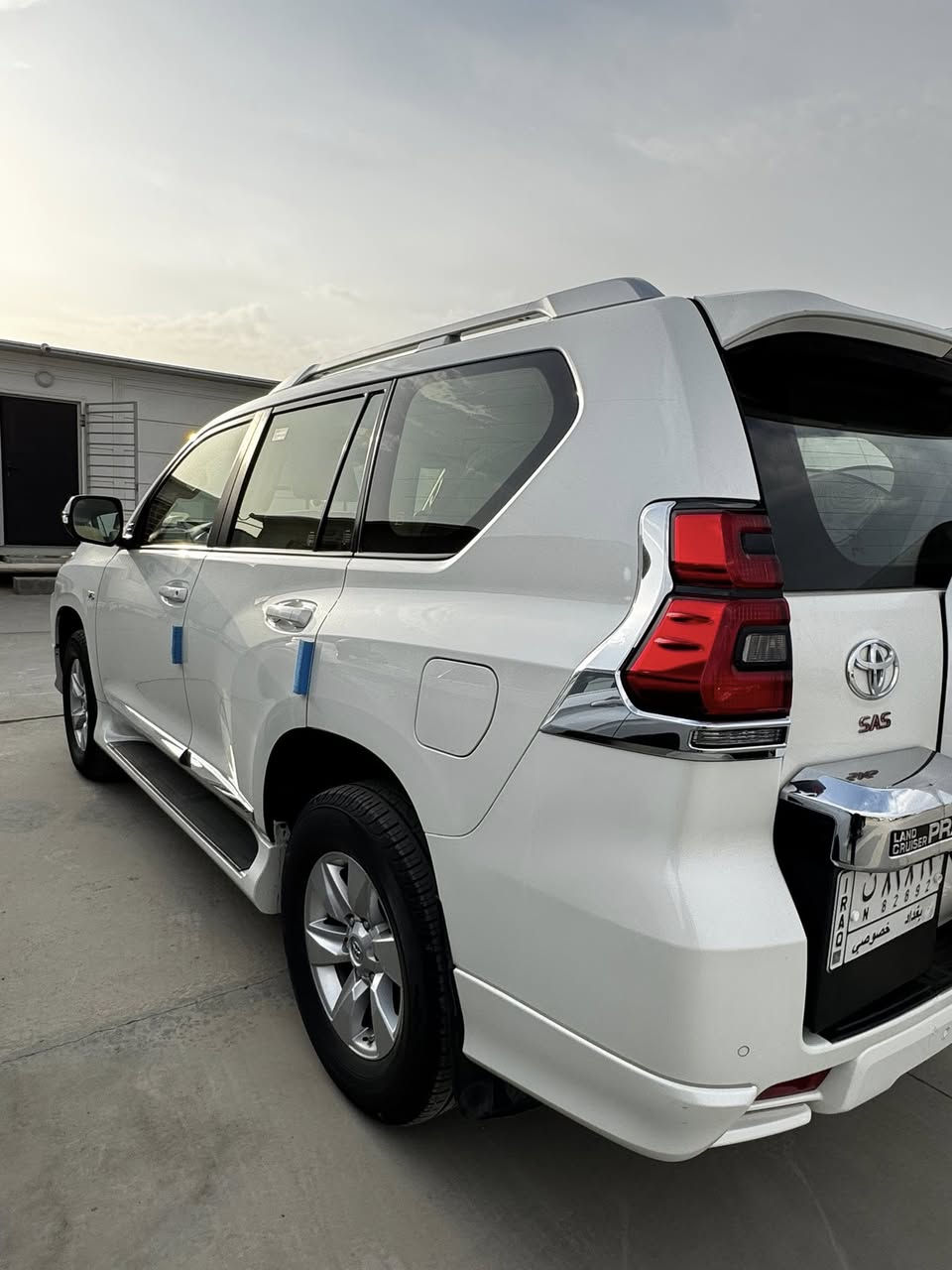 السلام عليكم 
برادو TX.S موديل 2020 
6 سلندر 
استلام شركة ساز SAS 
بصمة 
فتحة 
شاشة كبيرة 
حساسات خلفية 
تبريد قطعتين 
ماشية 63000 كيلو 
نظيفة جداً استخدام شخصي وعلى ايد وحدة صارلها خمس سنوات 
السيارة  برغي نقص مابيها 
كفااااالة عااامة عدا بارد بكد شبر بالصندوك فقط .. 
السعر ٤١ وبي مجال حك الجية 
للتواصل ***********
