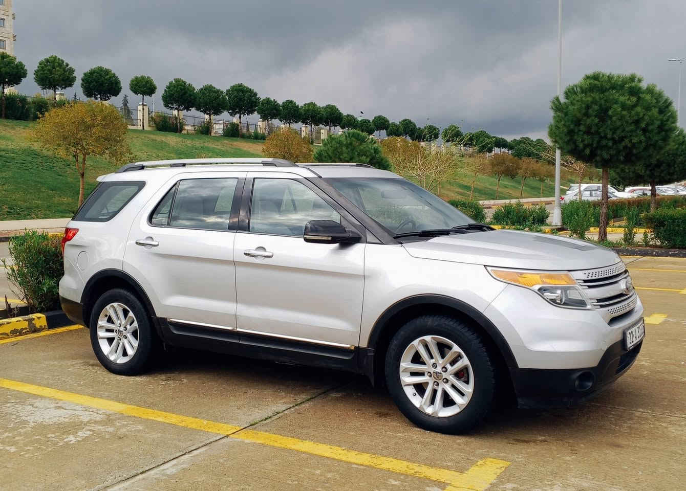 ‎Ford explorer 2011 niva
‎فورد ئیکسبلور 2011 شریکة نيڤا
‎محرک 6 سلندر  3.5 تاک اکسل 2  ویل
‎كشنات كهرباء 3 مقعد تبريد مركزى
‎داخل بیجی 7 راکب
‎ شغال و کامیرا و حاسه شاشە کبیر 
‎سقف بانوراما
‎باب صندوق كهرباى
‎بيدون صبغ بيها شويه بارد سنور موجود بالصور
‎ماشیە 120 الف 
‎رقم اربيل
‎رقم و سنويه جديد باسمی
‎مكان سليمانيه
‎سعر 139$
‎رقم موبايل ***********
