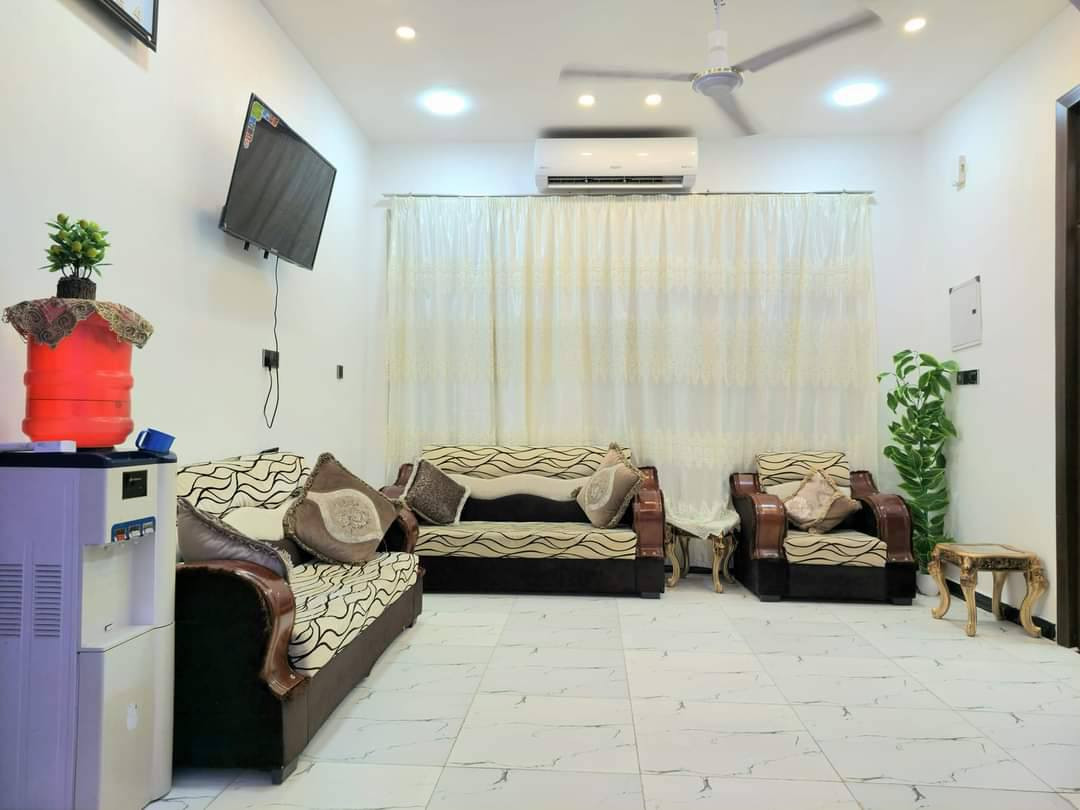 🏠 دار حديثة للبيع - طابقين (بناء درجة أولى)
الموقع: حي الثقافة خلف الجامعة - ثاني فرع عن الشارع العام (قرب أسواق افروتي ومعرض سيراميك البعاج).
📍 تفاصيل الدار:
المساحة: 200 متر.
نوع البناء: حديث جداً (تصميم عصري).
الطوابق: طابقين.
الغرف: 3 غرف نوم + استقبال واسعة + صالة عدد (2).
المرافق: مطبخ متكامل + حمامات (داخلية وخارجية) + مناور للتهوية.
السند: توجد معاملة رسمية في البلدية لغرض التطويب.
للاستفسار والتواصل:
📞 مكتب الشمري للعقار
📍 العنوان: حي الجامعة
📱 رقم الهاتف: ***********
