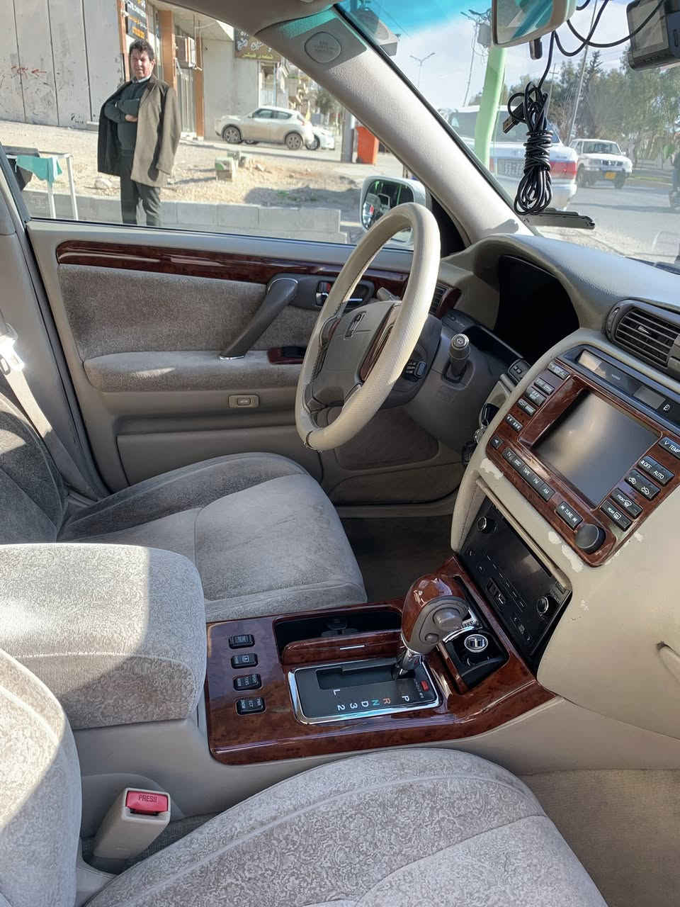 سلام عليكم                      للبيع سيارة ملكة( جنون )موديل 2003 رقم كركوك تسجيل جديد حجم المكينة D4 چبيرة بيه مواصفات  4 دگم +ثلاجة وبردة وشاشة دبل وگيچ الكتروني والامامية والخلفية كرستال ومامضروبة وبدون صبغ وممدعومة +اربع كشنات كهربائية ومابيه نقص وبشرط والسعر 155 وبيهه مجال                          العنوان - محافظة السليمانية-للاستفسار رقم الموبايل ***********
