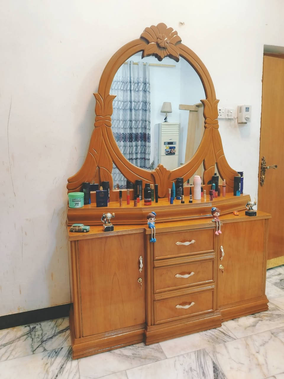 غرفة نوم تسكام صاج داخل وخارج شغل ثقيل استعمال قليل مابيها اي ضرر اخت الجديد مكفوله كفاله عامه من الشخط والضرر الواقع احله من الصور العنوان حلة حي الجزائر ***********.   ***********
