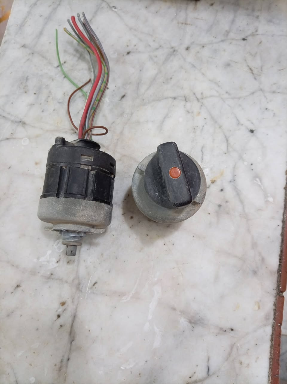 سعر هوك125
سعر سنتر لك65
سماعات 25
جوك اصلي40
مرايه مال سايق اصليه40
ناصريه مركز***********معدي توصيل
