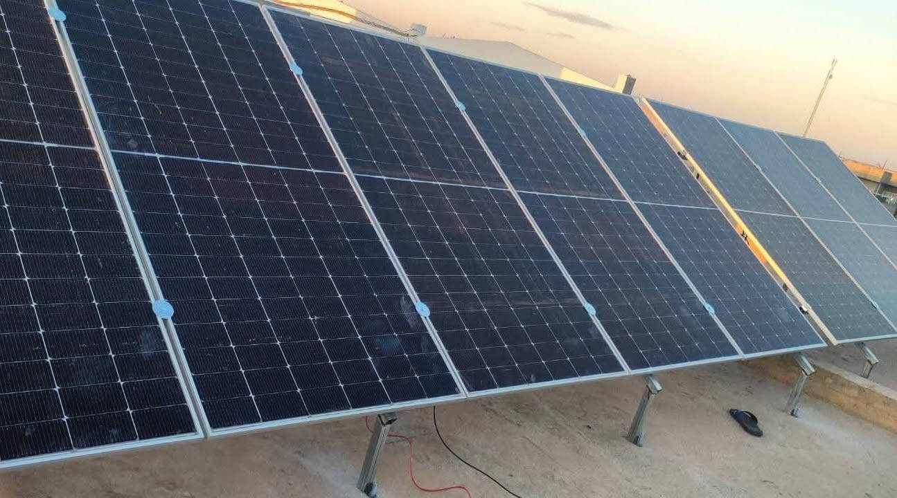 عروض مميزة واسعار مناسبه
جملة - مفرد
مستورد رئيسي من الصين مباشر الى مخازن شركة اضواء للطاقة الشمسية 

مواد من احسن المناشىء وضمان حقيقي 

تم بحمد الله تجهيز و تنصيب منظومة طاقة شمسية في قضاء الشرقاط. 
          
تجهز المنظومة للمنزل ب 16 امبير نهاراً و 15 أمبير ليلاً(بالتناوب مع الوطني) 

مكونات المنظومة: 
¶  8 لوحات نوع جينكو ذات وجهين ذات كفائة عالية بضمان  10 سنوات تم تثبيت الالواح على هيكل معدني مصنوع من الحديد المغلون المقاوم للصدئ. 
¶ جهاز انفيرتر  حجم 6.2 كيلو واط  بضمان سنة. 
¶  بطارية ليثيوم 15 كيلو واط-ساعة بضمان 5 سنوات. 
¶ لوحة توزيع وقواطع دورة مع جوزات ذكية.
¶ كونتكتر تحويل آلي بين الوطنية والطاقة الشمسية. 
¶ كيبلات خاصة بالتيار المستمر والتيار المتناوب. 
مع اجهزة حماية للمنظومة

العنوان: السوق الجديد- قرب مطعم قصة - الشرقاط - صلاح الدين

يمكنكم التواصل معنا على الارقام التالية:
*********** / ***********
واتساب وتلكرام: ***********
انستكرام: adwaa_comp
#أضواء_للطاقة_الشمسية_الشرقاط_صلاح_الدين
