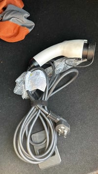 شاحنه اصليه مال السياره للبيع مامستخدمة 07733507781