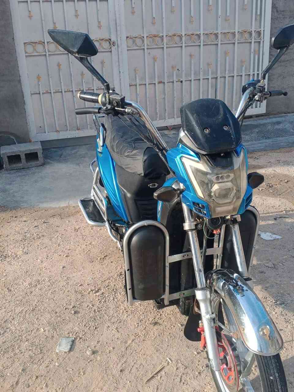 السلام عليكم ورحمه الله وبركاته
دراجه شحن للبيع 
5 باتري عالفحص كلهن 10 
تايرات جوبلس جدد 
اشاير شغاله 
هورن شغال 
يحتاجلهة دسكات ومجمع دكم مال نمر ومال لايت
سعرهة 350 وبيها مجال 
للتواصل واتساب او اتصال هاتفي 
*********** 
مكاني الانبار ـ الفلوجة ـ السكنية
