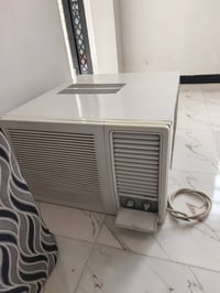 سلام وعليكم مكيف 2 طن للبيع اخو جديد قفل 250 مكان شراع 07843025190