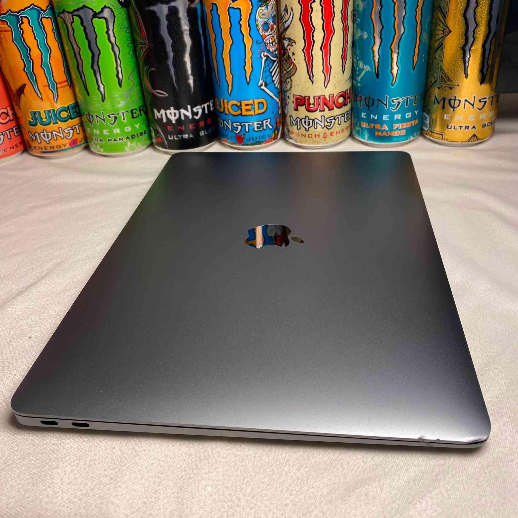 MacBook Air M1 13” للبيع
السلام عليكم،
ماك بوك اير M1، ذاكره ٢٥٦ كيكا رام ٨.

الجهاز اشتريته قبل اقل من سنتين(الوصل موجود) من وكاله ابل iCenter، الجهاز نضيف جداً استخدام قليل، بطارية ٩٧٪؜
فقط ضرر شكلي خفيف على الركن الايسر (موضح بالصور)

الجهاز كامل ومعتني بيه، الصندوق الاصلي والكتيبات، الشاحن الاصلي والكيبل الاصلي، وايضاً جنطه حمل

السعر ٦٥٠ الف، ومتوفر توصيل لكل العراق

الشراي يتفضل خاص وبالعافيه مقدماً 🌹


**إذا كنت صاحب هذا الإعلان وتريد حذفه لأي سبب، رجاءا أرسل رسالة إلى الدعم الفني**