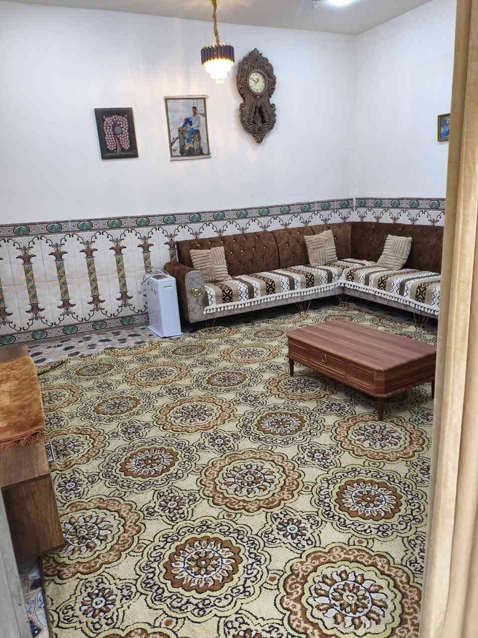 السلام عليكم بيت للبيع المساحه 165
طابق واحد السريدات القديمة المربع الثالث بيت جديد مرتب 
***********
