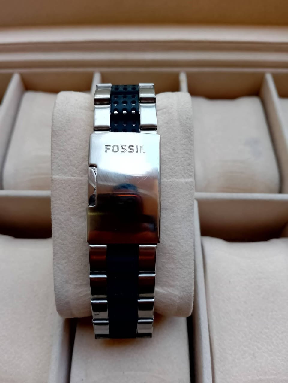 بسم الله الرحمن الرحيم 
تحيه طيبه للجميع ♥️ 
للبيع ساعه فوسيل 
مكينه ياباني اصلي 
سير سل ستيل اصلي 
نافذه لعرض التاريخ 
مكينه بطاريه 
السعر 45 الف 💵💵 
العنوان بغداد الدورة 
يوجد توصيل إلى جميع محافظات العراق وبغداد أيضاً 
للحجز والاستفسار المراسله على الخاص او على الرقم 
ه‍ *********** ☎️ متوفر واتساب
