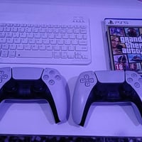 بلايستيشن 5 • استعمال قليل • ملحقات كاملة