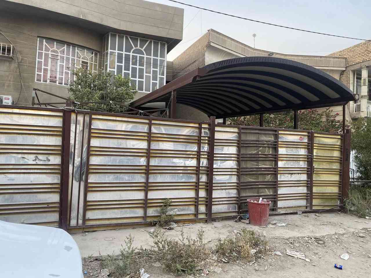 السلام عليكم دار للبيع المساحه 150 متر واجه 10 نزال 15 يحتوي على ثلاث غرف نوم واربع حمامات واستقبال ومطبخ وكراج كبير العنوان بغداد -العامريه- قرب ملجا العامريه للاستفسار الاتصال بالرقم *********** او مراجعة مكتب المدينه للعقار في العامريه شارع المضيف قرب جامع ملوكي
