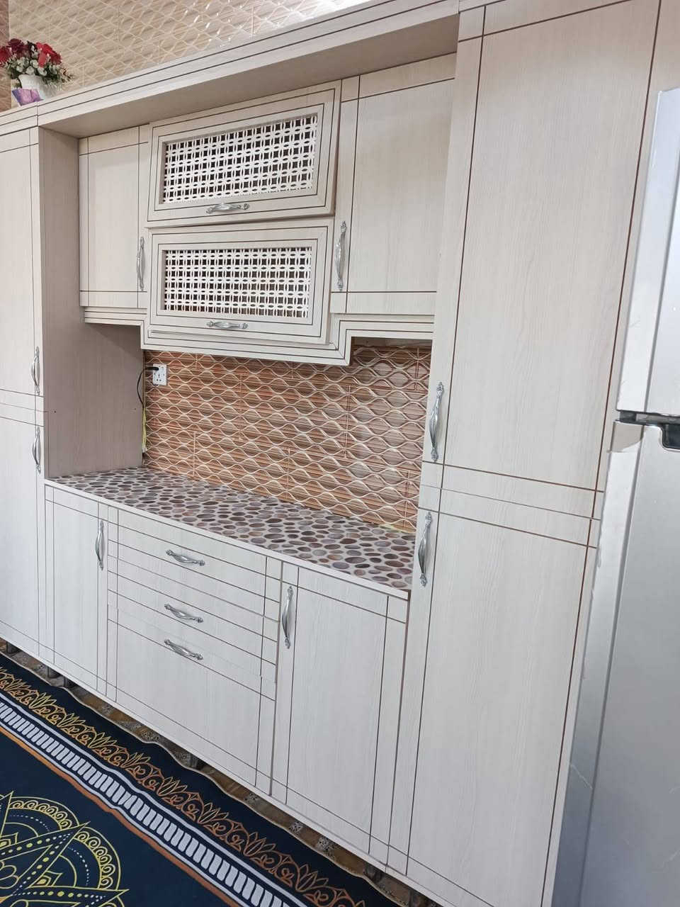 سلام عليكم ، كاونتر كبس خشب للبيع سعر 500 الف كلشي مبين بالفيد ***********
