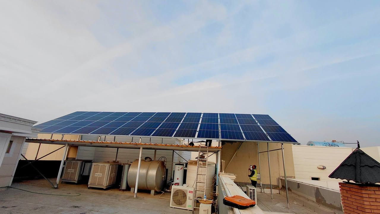 🔋 إنجاز جديد لمكتب روژ للطاقة الشمسية في #اربيل قرية الايطالية
🗓️ الجمعة 26_12_2025
بفضل الله وبدعمكم المستمر، يسرّ مكتب روژ للطاقة الشمسية أن يعلن إكمال مشروع تحويل منزل سوران ابو ديار فس اربيل #قريةالايطالية    إلى منظومة طاقة شمسية متكاملة توفر كهرباء مستقرة على مدار الساعة 🌞، مع نظام تشغيل وإدارة كامل عن بُعد.
🚀 مواصفات المنظومة المنجزة:
🔸 ألواح شمسية 645واط × 26 – ضمان 12 سنة – شركة لونجي نانو سيراميك X10 
🔸 بطاريات ليثيوم 15 كيلوواط × 2 بسعة 600 أمبير – ضمان 5 سنوات – شركة EvE 8000  دورة شحن
🔸 إنفرتر 16000 كيلوواط – قطعة عدد 1  – شركة Deye – ضمان 5 سنوات 
🔸 قدرة تشغيل مستمرة:
    • نهاريًا: 60 أمبير
    • ليليًا: 30  أمبير
🔋 استغناء تام عن المولدة
يأتي هذا الإنجاز ليؤكد التزام مكتب روژ للطاقة الشمسية بتوفير حلول طاقة متجددة موثوقة وآمنة تلائم المنازل والمشاريع التجارية على مدار الساعة، مع أعلى مستويات الجودة.
🌍 عناوين المكاتب:
📍 بعشيقة – حي الربيع – قرب كافتيريا الربيع
📍 شيخان – مفرق شيخان – قرب مطعم عنتاب
📍 سنجار – سنوني
📞 للاستفسار والتواصل:
المهندس قيدار: *********** – ***********
سلام سلو: *********** – ***********
📲 تابعونا على صفحة مكتب روژ للطاقة الشمسية لمشاهدة المزيد من الإنجازات والتحديثات.
#الطاقة_الشمسية #مكتب_روژ #طاقة_نظيفة #نينوى #العراق #بعشيقة #شيخان #سنجار #دهوك #الموصل #طاقة_متجددة #الاستدامة #روژ_تبدع #باعذرة #كوردستان #جامعةموصل #مهندس #كهرباء #موصل #اربيل #دهوك #عقره #سميل #شاريا #شيخان
