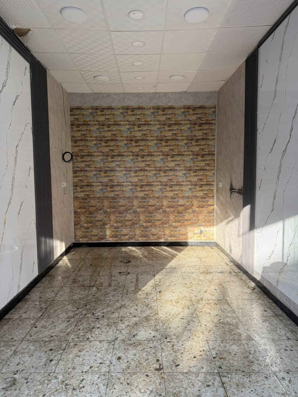 محل للإيجار
محل للايجار 
المكان : شارع فلسطين حي الادريسي 
المساحة : الواجهة 3 والنزال 5
يحتوي على جام خانه وسقيفة خارجية وديكور 
خط مولد خط انترنيت 
كهربائيات كاملة
للاستفسار: ***********
