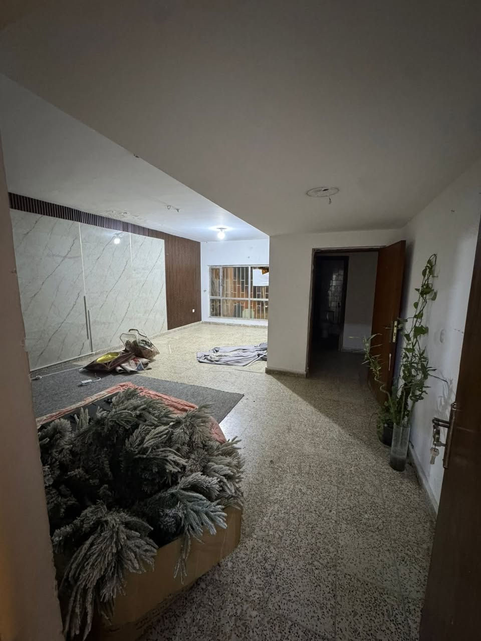 بيت ٤٠٠ متر في مربع الاقتصاديين يصلح تجاري او سكني 

شارع ١٥ متر رصيف ٣ أمتار يصلح تجاري او سكني

يحتوي الدار على ٤ غرف نوم صالة و استقبال و مطبخ 

ومجموعة صحيات عدد ٢ وكراج لثلاث سيارات وحديقة 

للأستفسار آكثر الأتصال على الرقم 

***********

او زيارة مكتب الكائن في منطقة السيدية

شارع جامع الأقصى مقابل لحوم جويلي

المصطفى للاستفسار و التطوير العقاري
