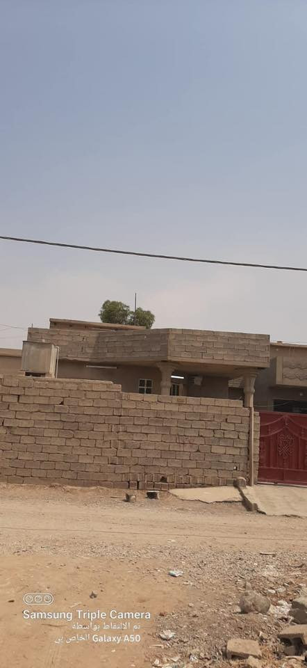 بيت للبيع نهاية سايدين البكاره خلف الجمل نهاية الفرع مي وكهرباء البيت متكون من غرفتين نوم اربع×اربعه ونص ربعه اربعه×٧ هول٥×٤مطبخ٤×٤مجمع درج٣ونص×٤ بيتونه حوش السعر 30 وبي مجال***********
