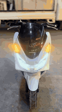 السلام عليكم 
شباب الدراجه للبيع 
كوري pcx ألون ابيضّ 
كامله من كلشي من كهربايات من مكينه 
من كلشي تعال وفحص 
السعر خاص بس الشراي يتصل 
*********** 
موجود واتساب هم
