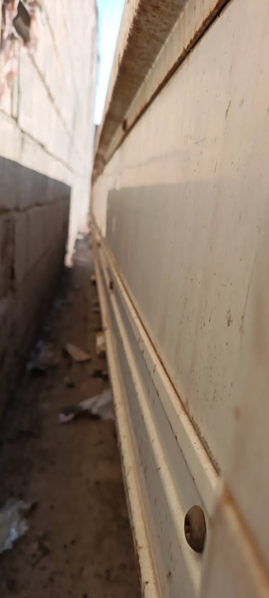 بدي للبيع مال حاويه نظيف حيل ويا محجر طول 440 عرض 210 سعر وي محجر ٧ اوراق قفل قفل ***********
